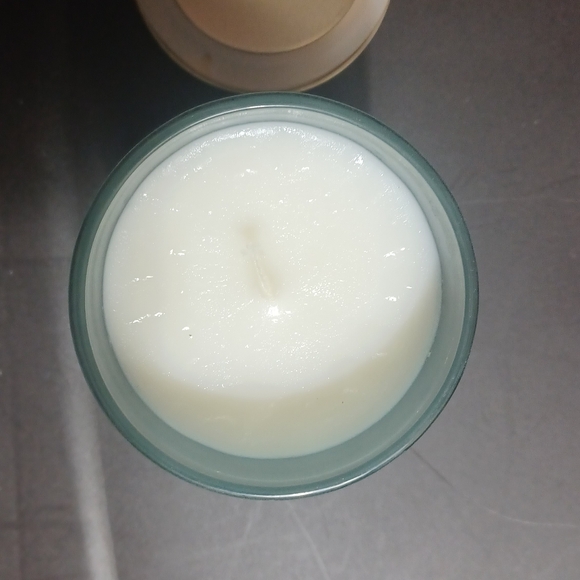 NWOT VANILLA MODERN EXPRESSIONS CANDLE INITIAL "T". - Picture 3 of 7